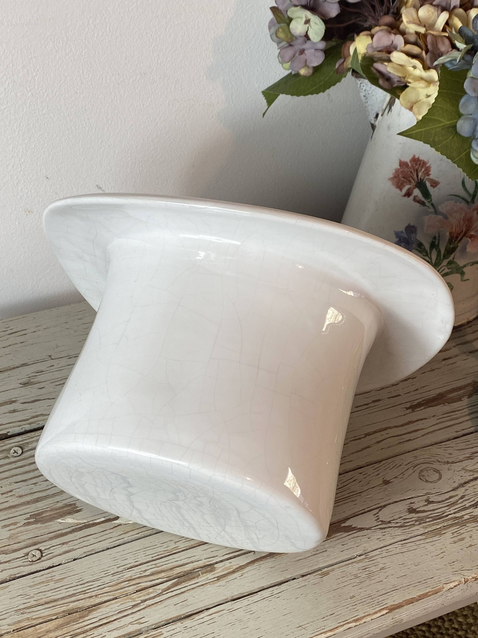 Ceramic hat-shaped cache-pot
