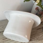 Ceramic hat-shaped cache-pot