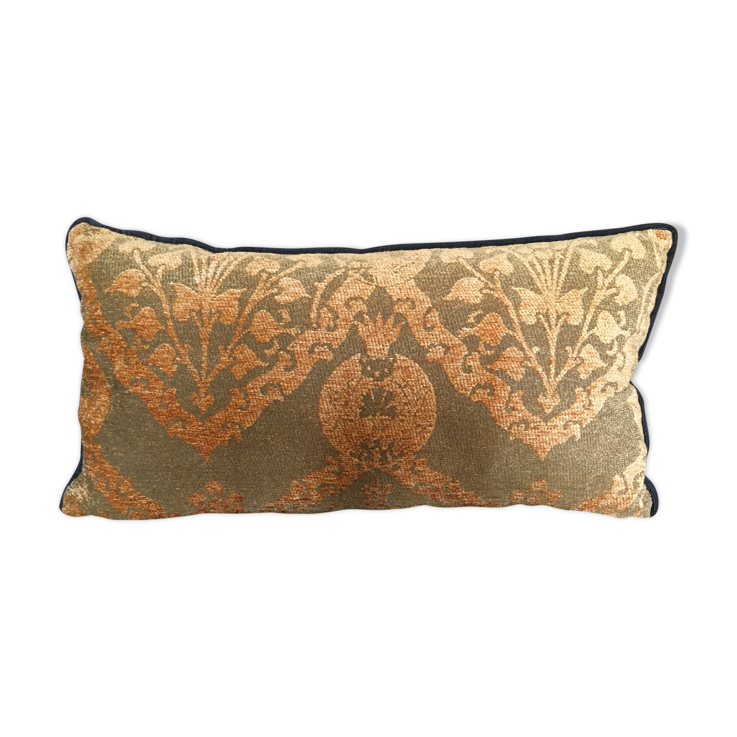 Decorative pillow case in brocade with ottoman turkish 16th century motifs