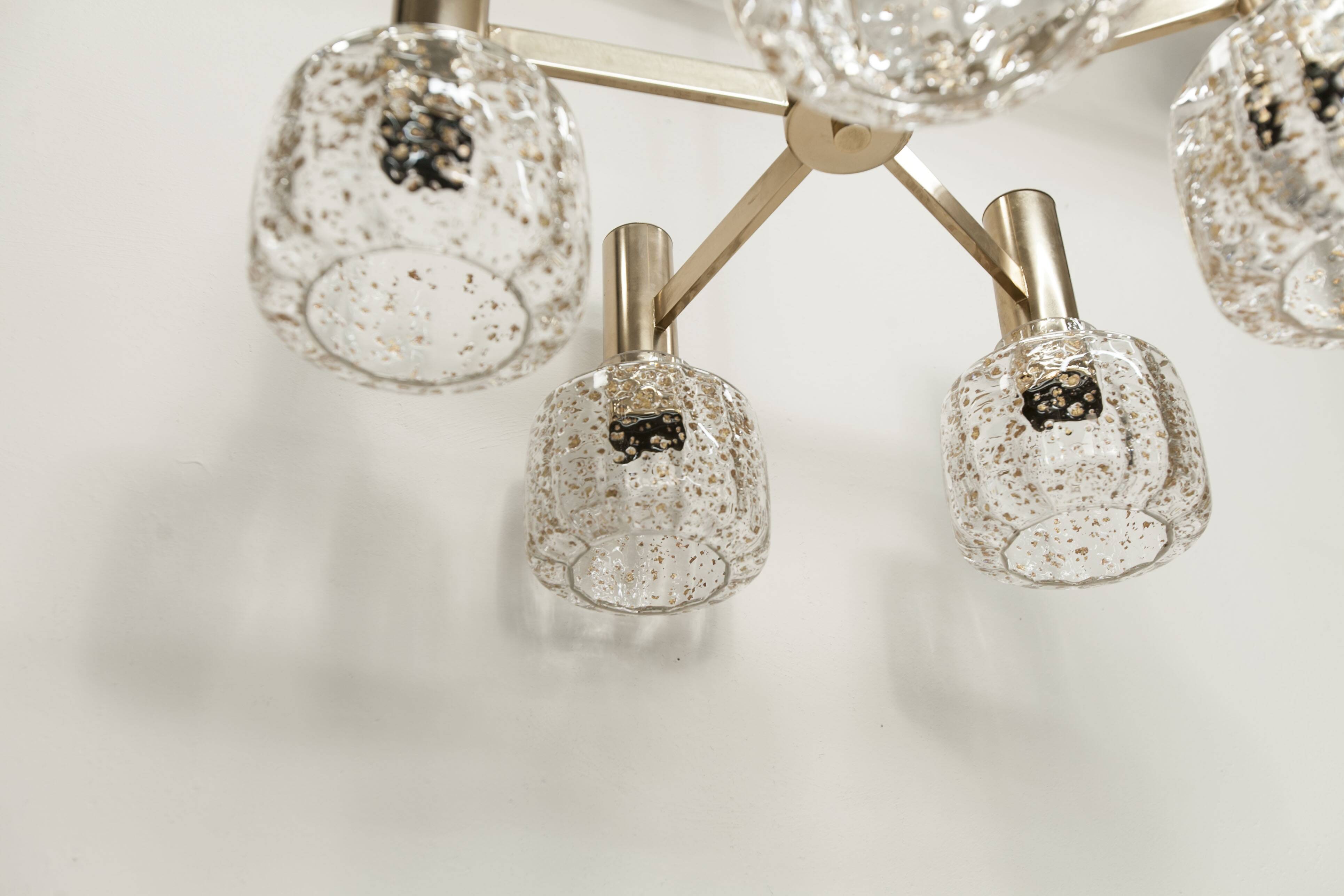 Lustre 5 branches doré et verre soufflé à paillettes dorées 1960
