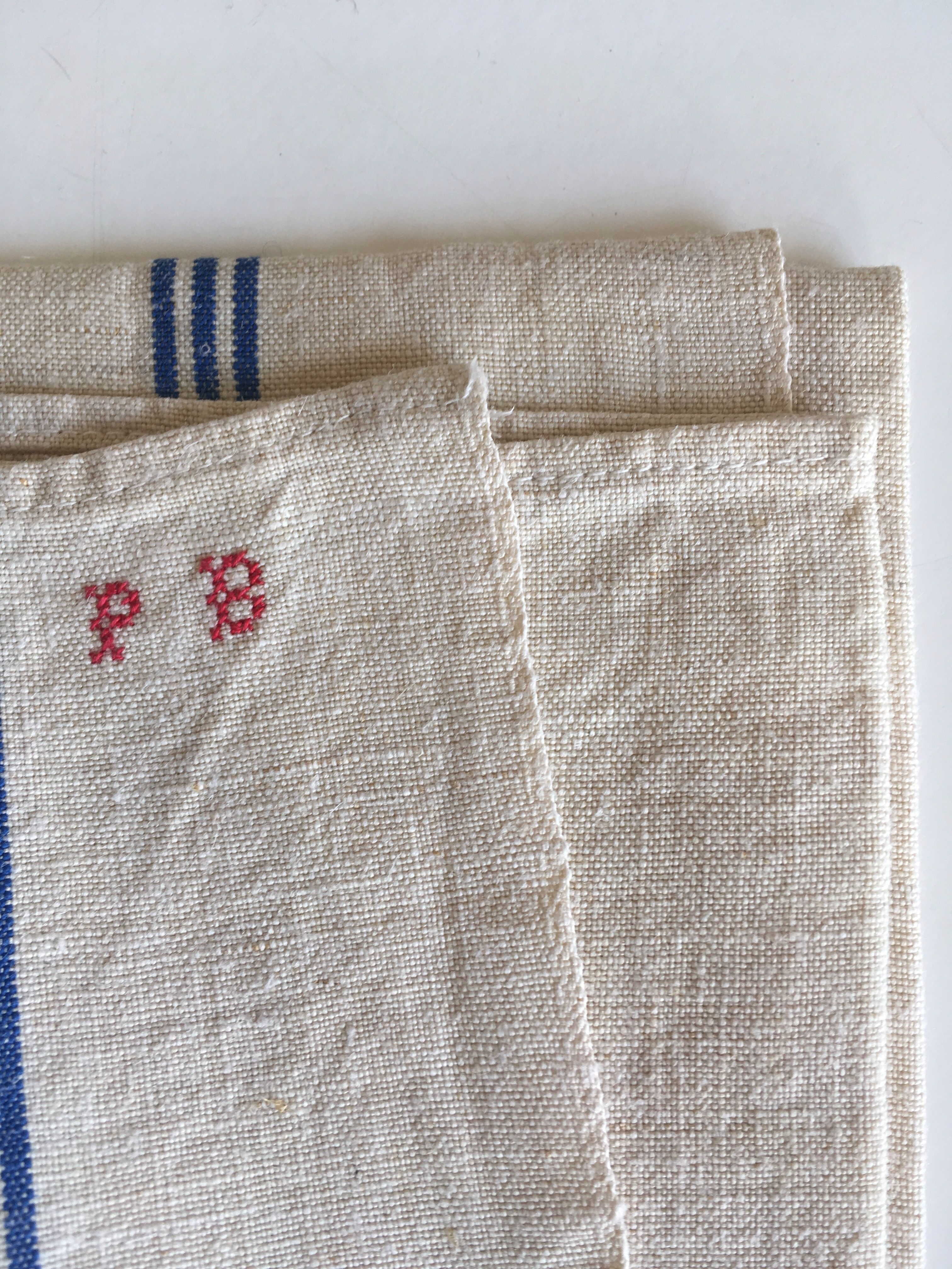 Linen towel reserves blue PB monogram red