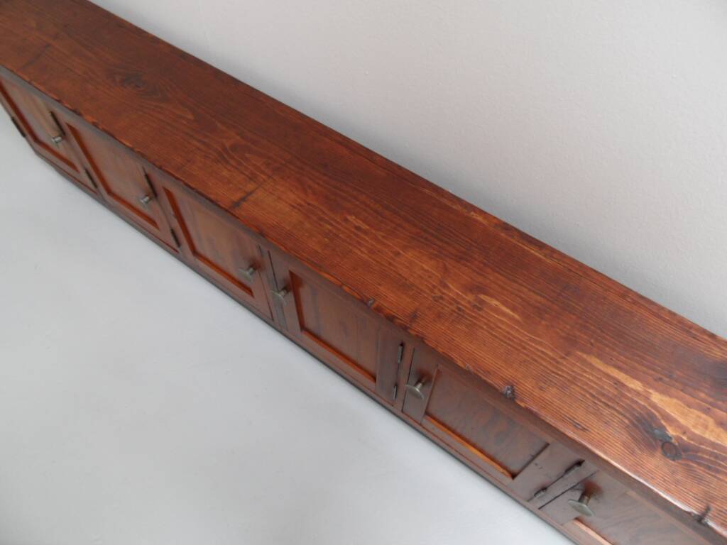 Buffet vintage avec 6 portes