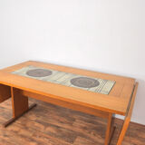 Table à manger en teck et carrelage par Gangso Mobler