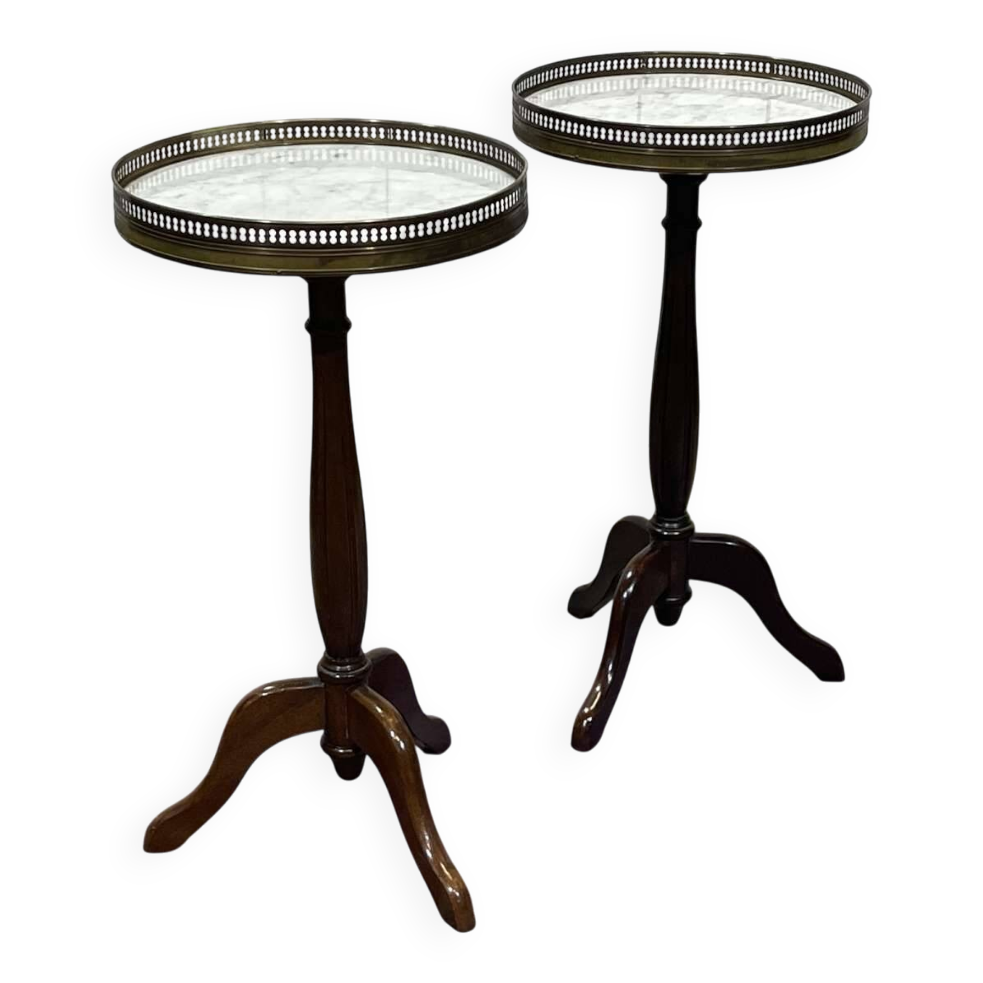 Paire de guéridons en acajou et dessus marbre de style Louis XVI