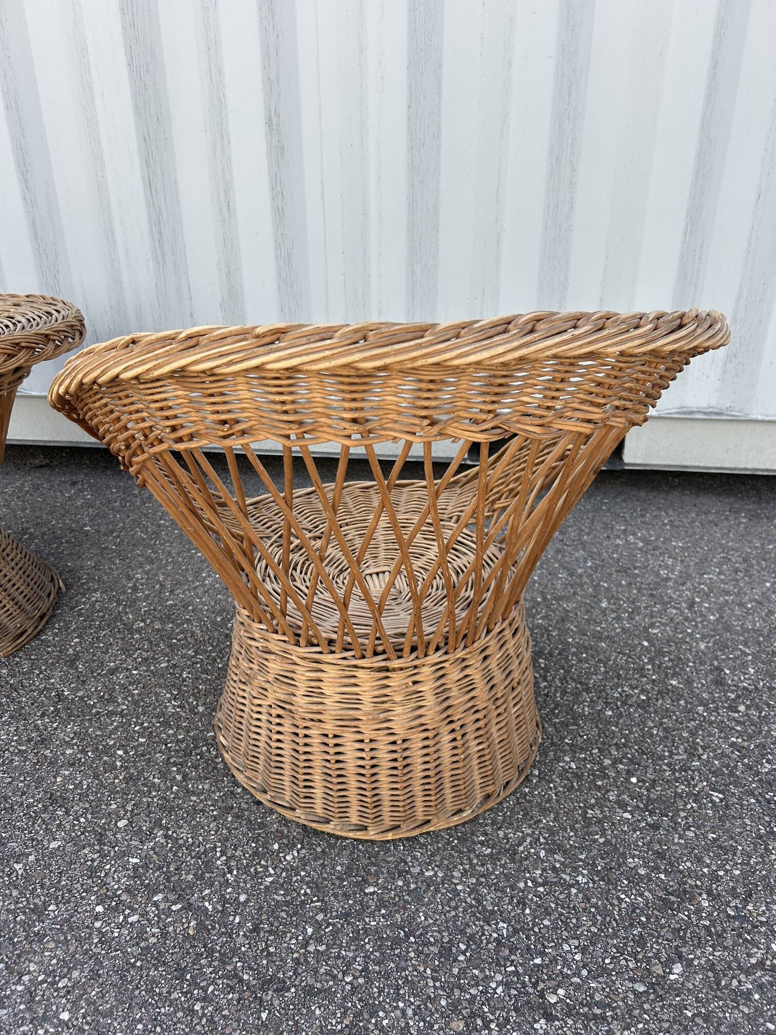 salon avec 3 fauteuils en osier