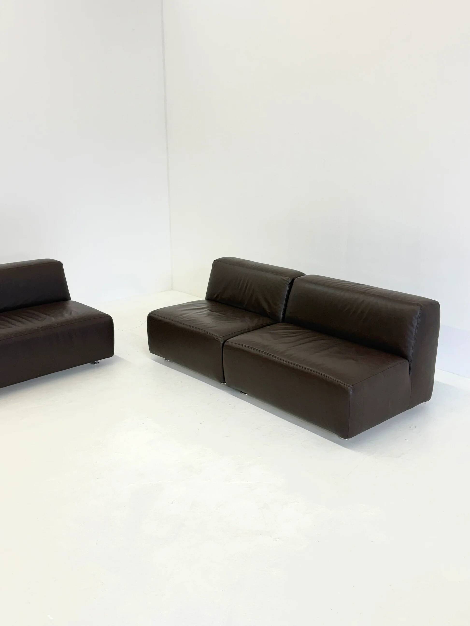 Ensemble de 3 canapés / fauteuils modulaires vintage de style spatial en cuir marron foncé.