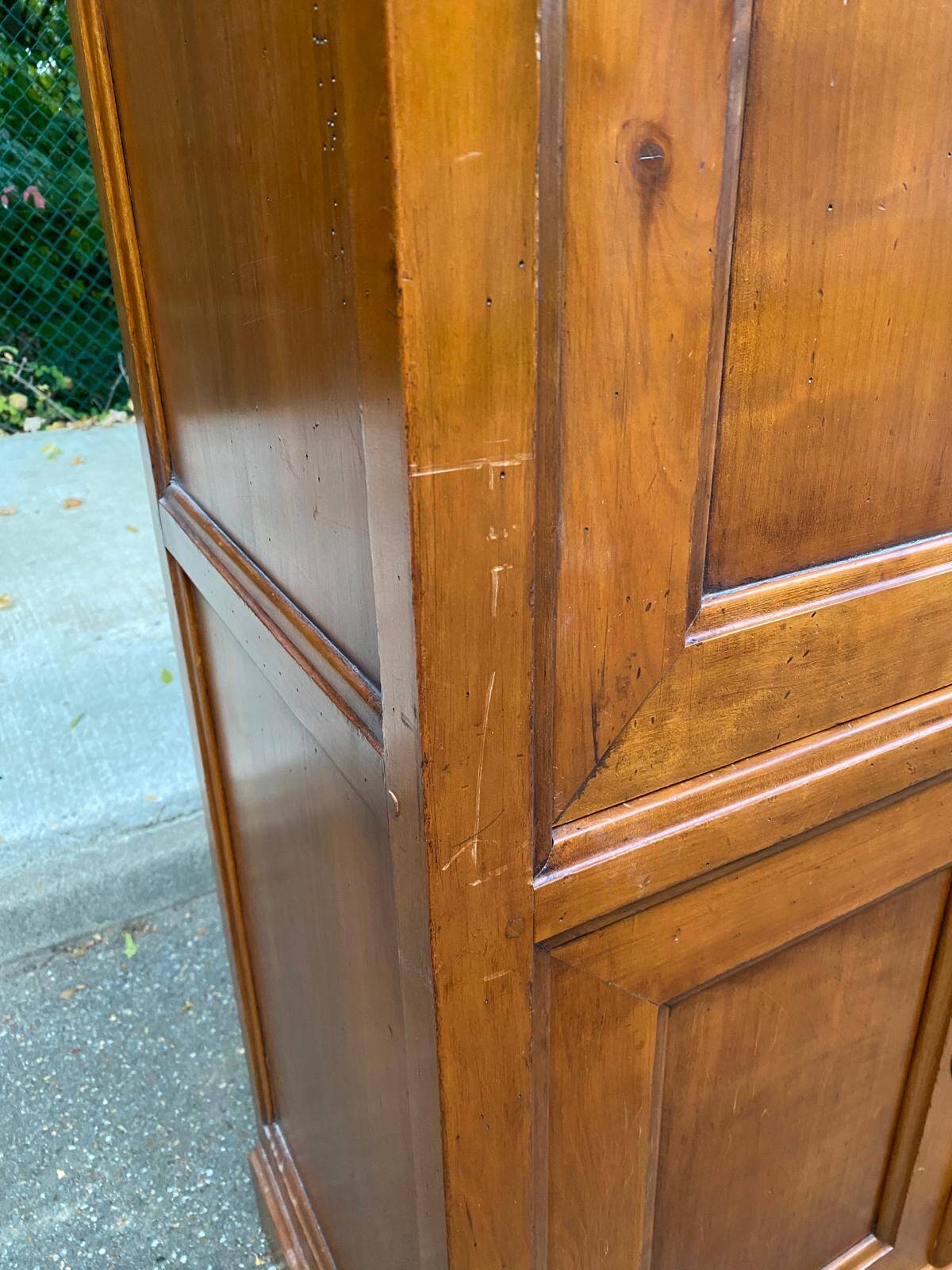 Armoire Louis Philippe du 19ème en bois massif