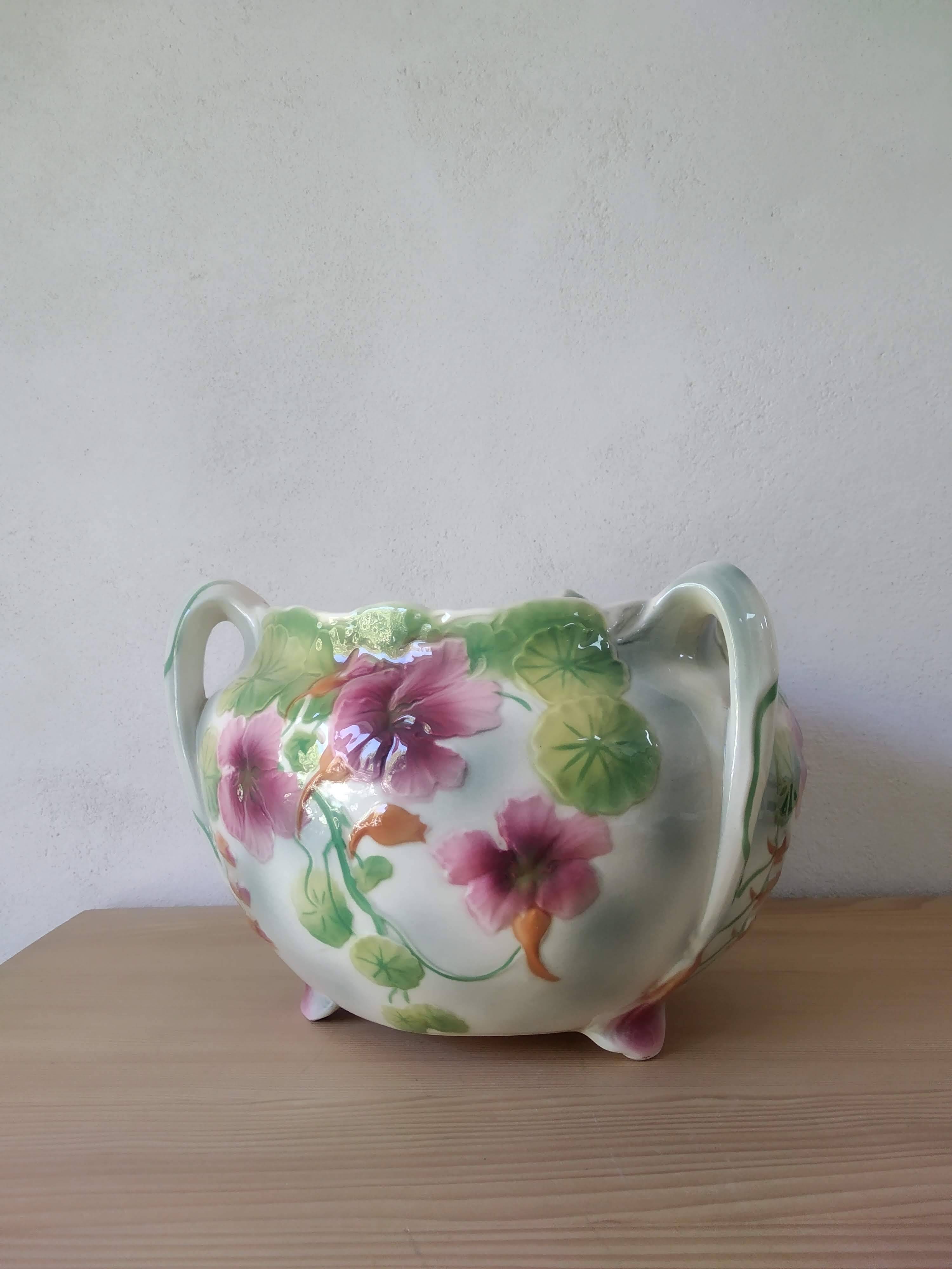 Saint Clément slip pot with Nasturtium decor