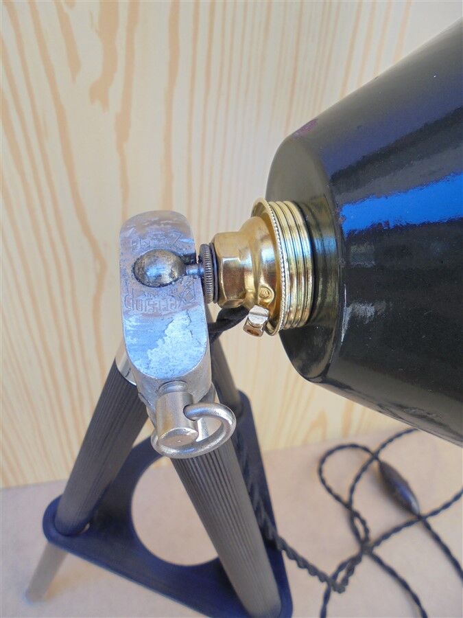 Tripod lamp with adjustable height