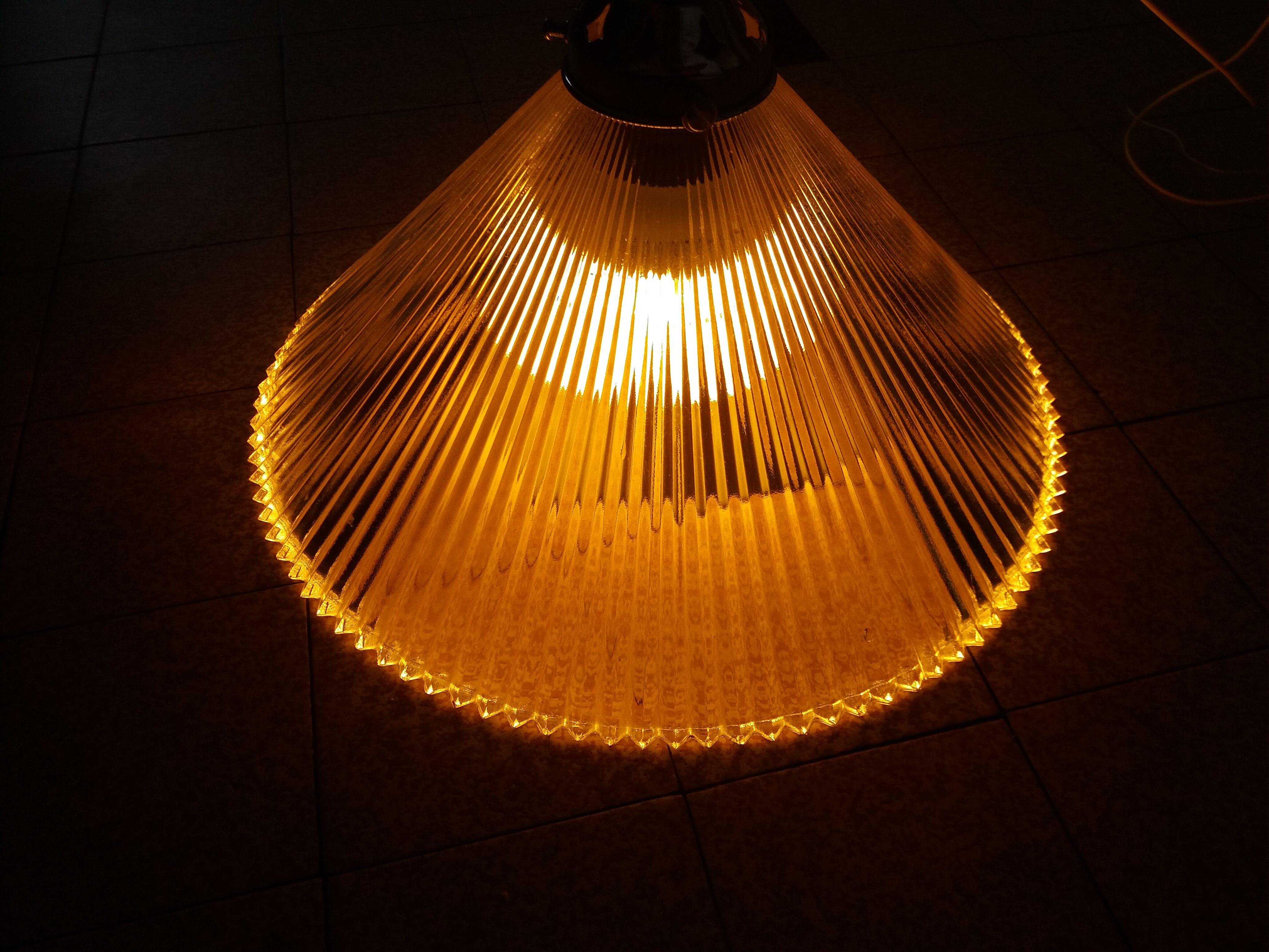 Conical glass suspension