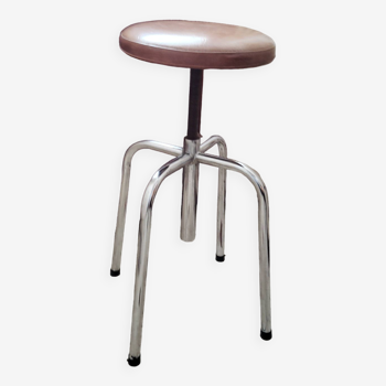 Round and adjustable workshop stool