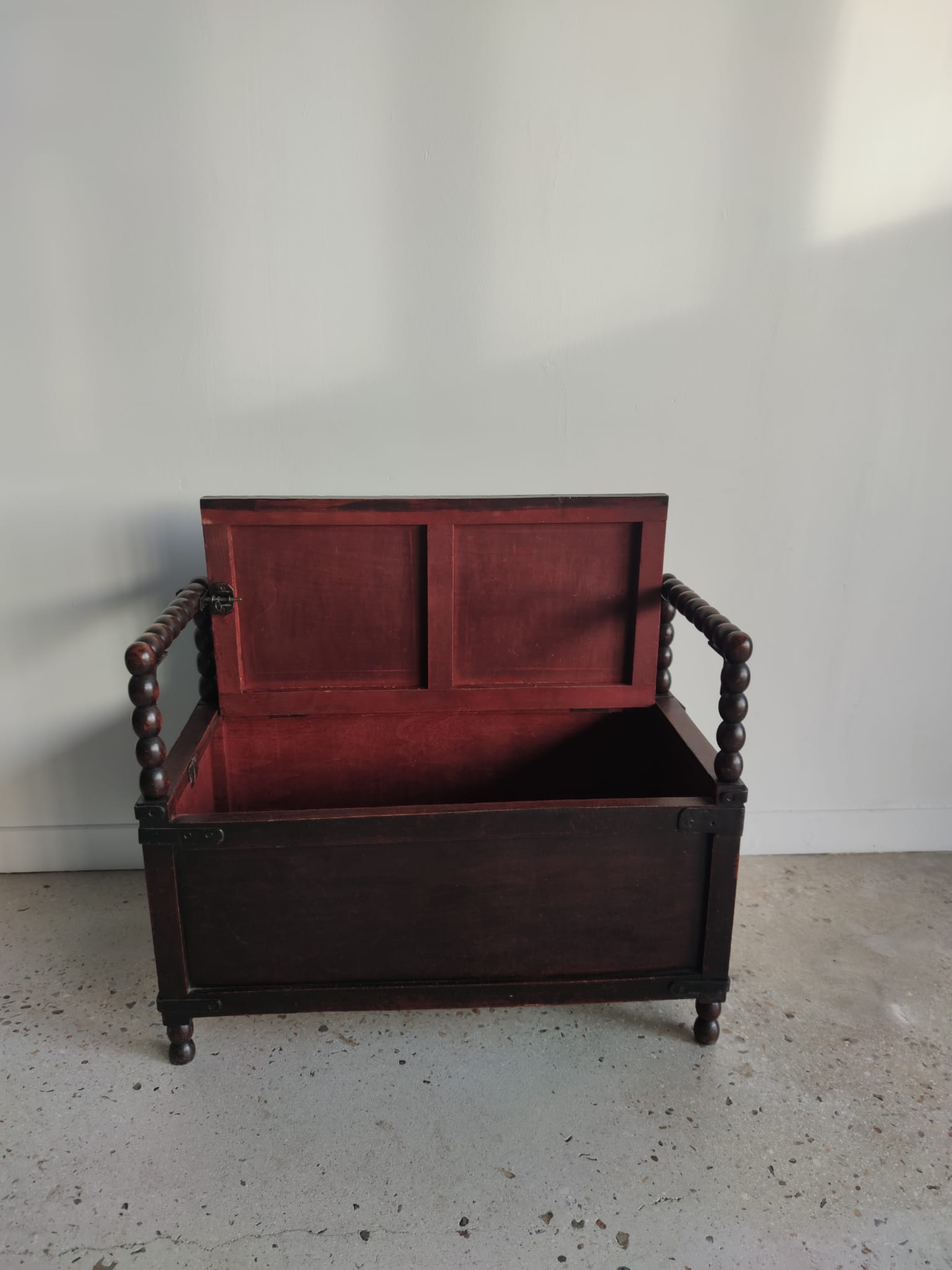 Natural wood chest forming a bench, ringed shoulders