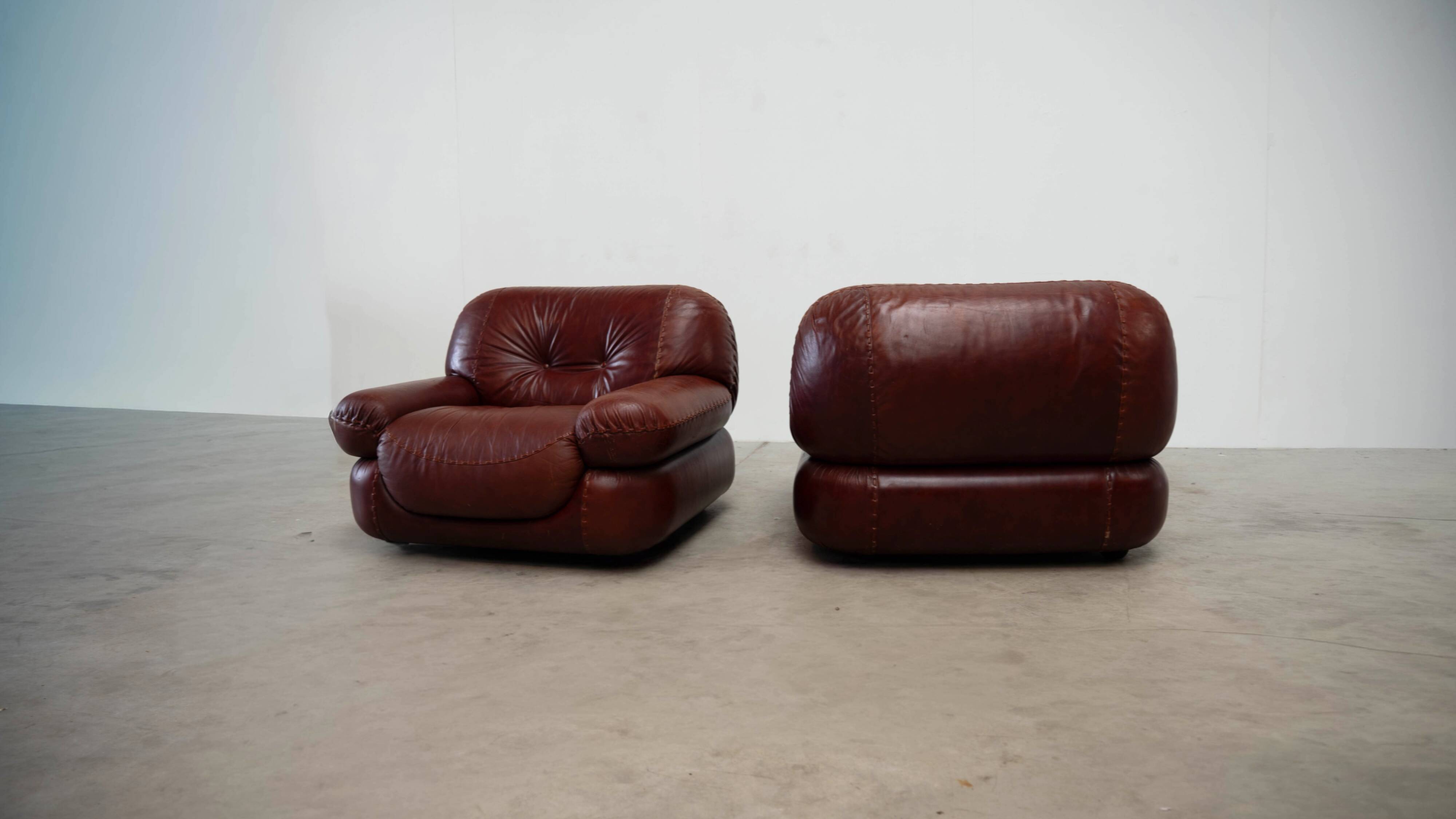 Set of two leather Sapporo lounge chairs by Mobil Girgi