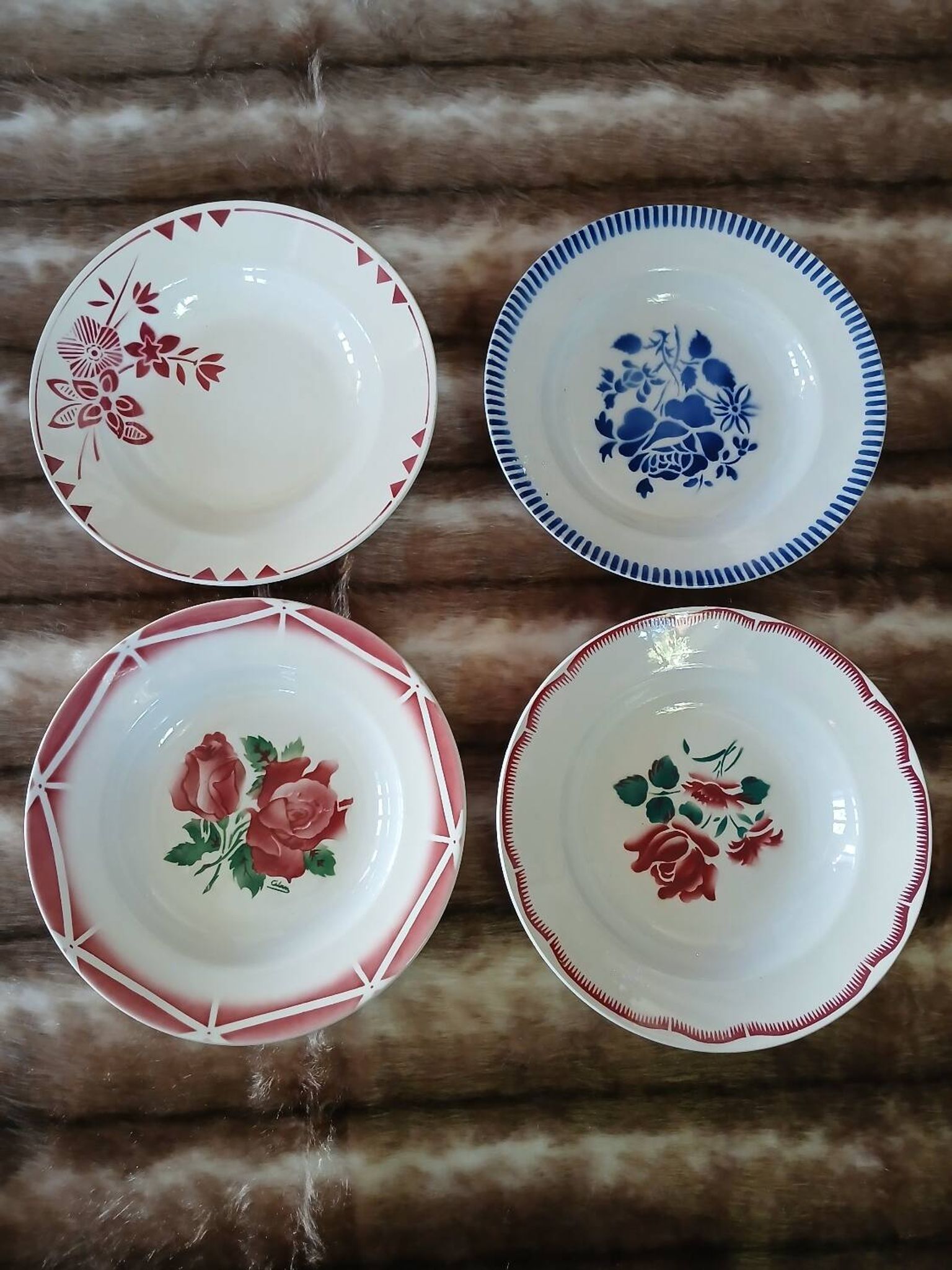 16 assiettes creuses anciennes dépareillées 