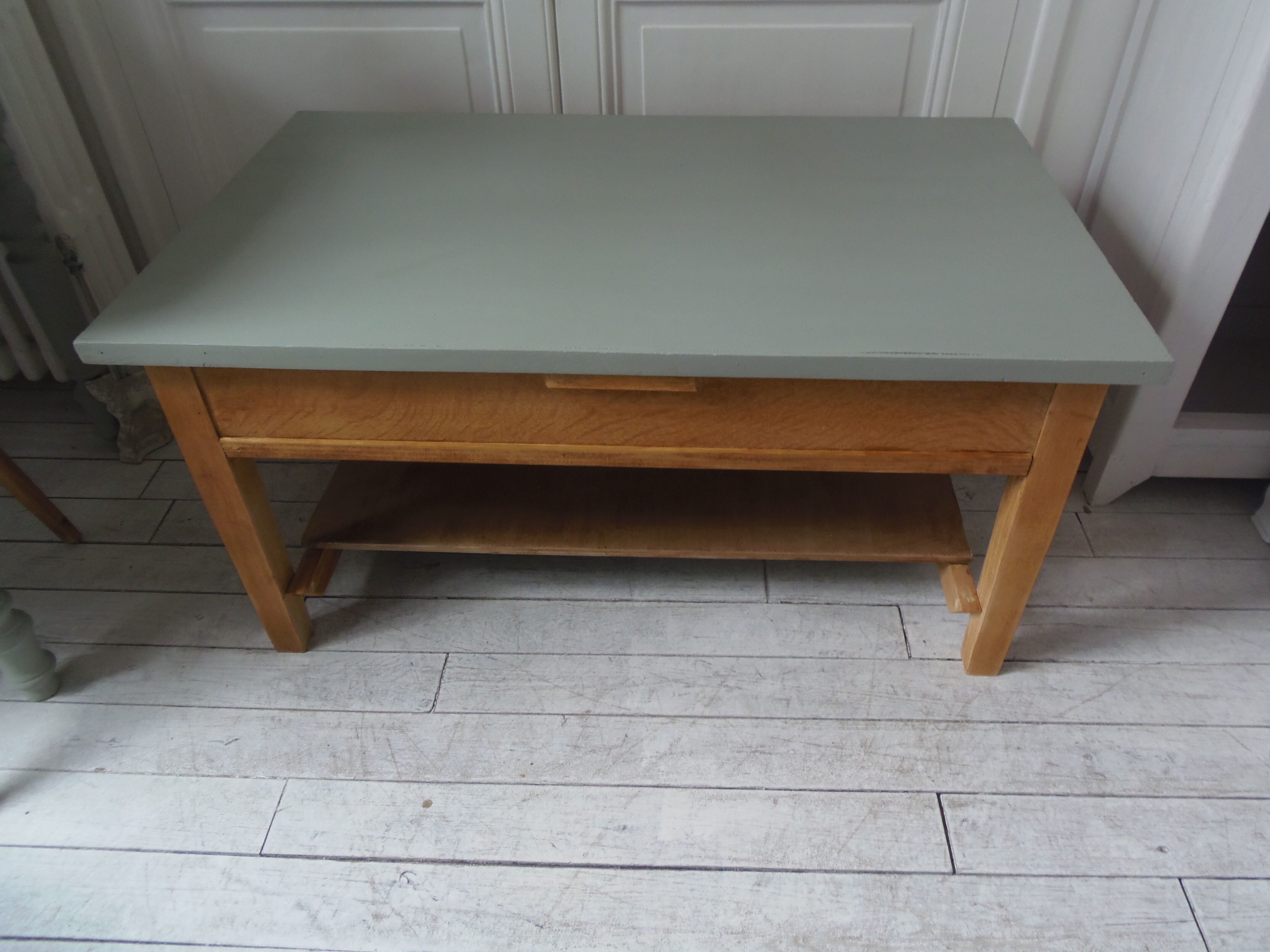 Table basse vintage, piétement, ceinture, tiroir et tablette bois, plateau vert de gris.
