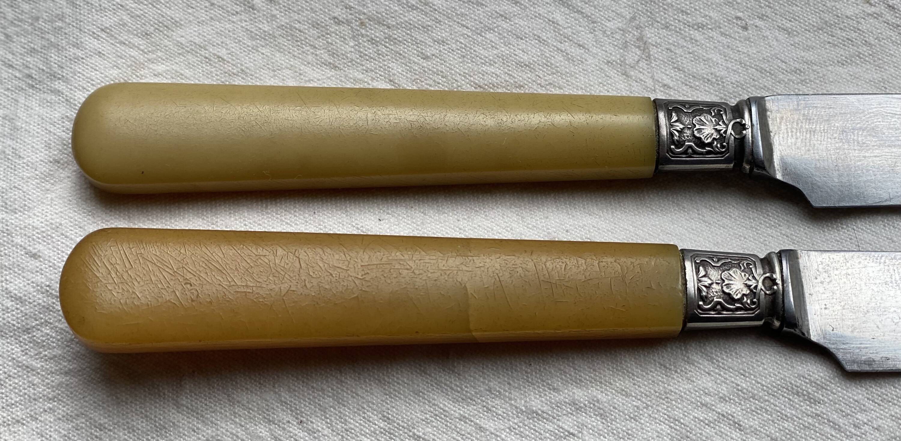 Service de 12 couteaux à dessert (ou fromage) corne et argent