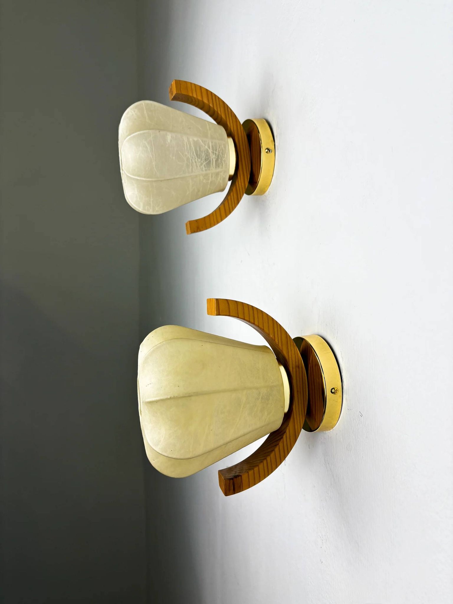 Pair of pear-shaped "Cocoon" wall sconces, resin and pine wood, Italy, 1970s