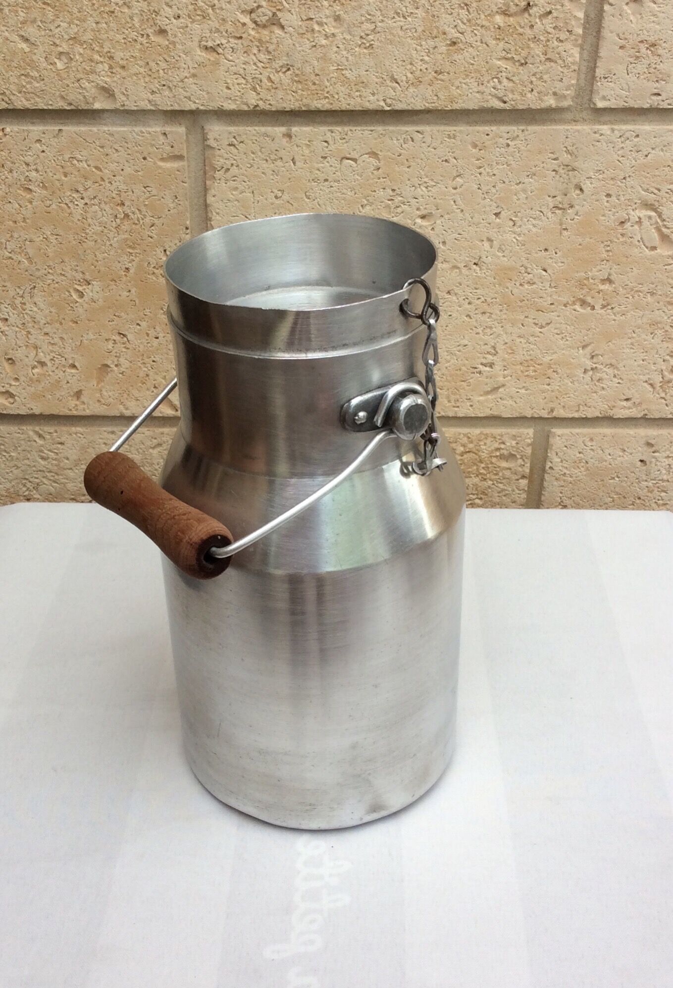 Ancien pot à lait aluminium poignée bois e.l.r alu