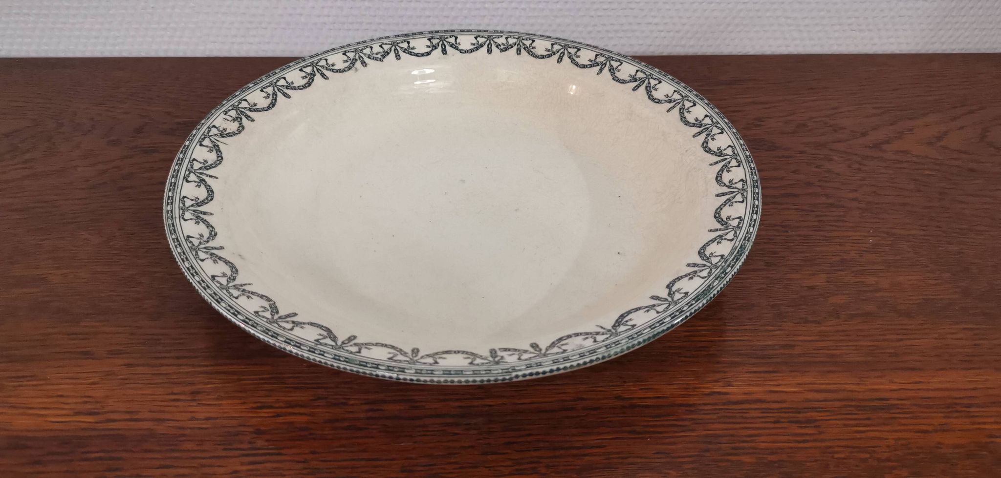 Iron earth hollow dish ec Salins, Louis XVI garlands