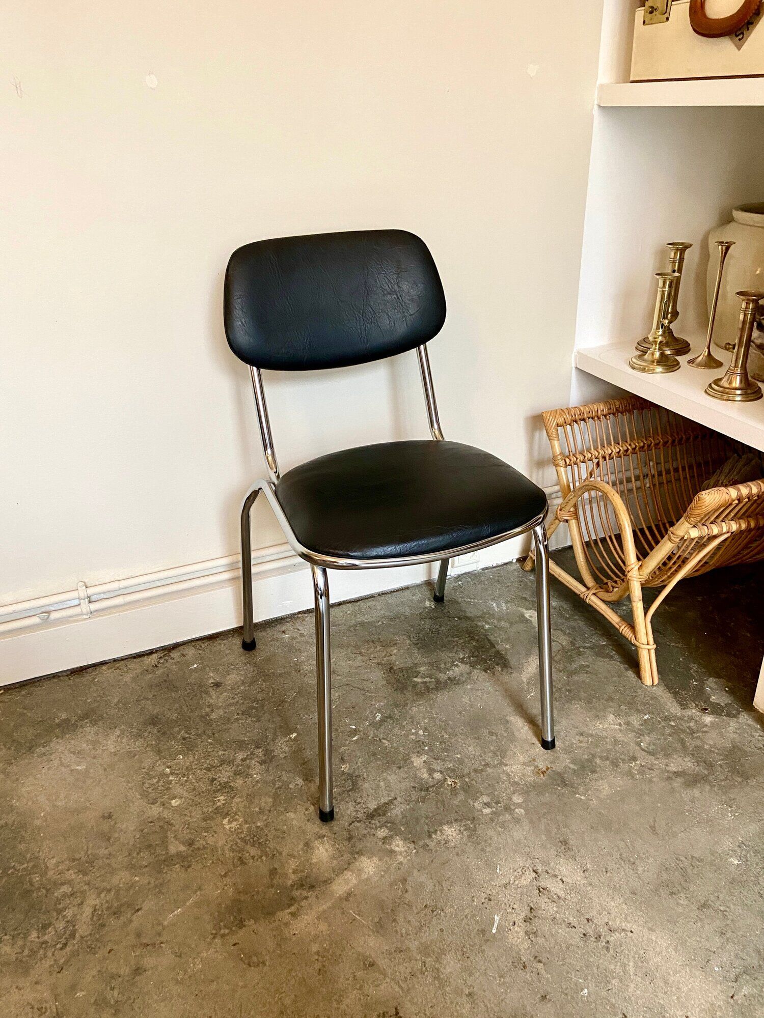Chaise en aluminium chromé et skaï noir