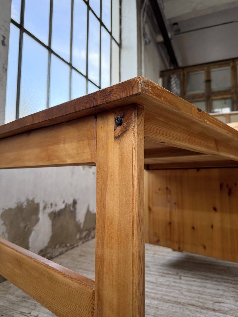 Bureau pin suédois style aperldoon 1970