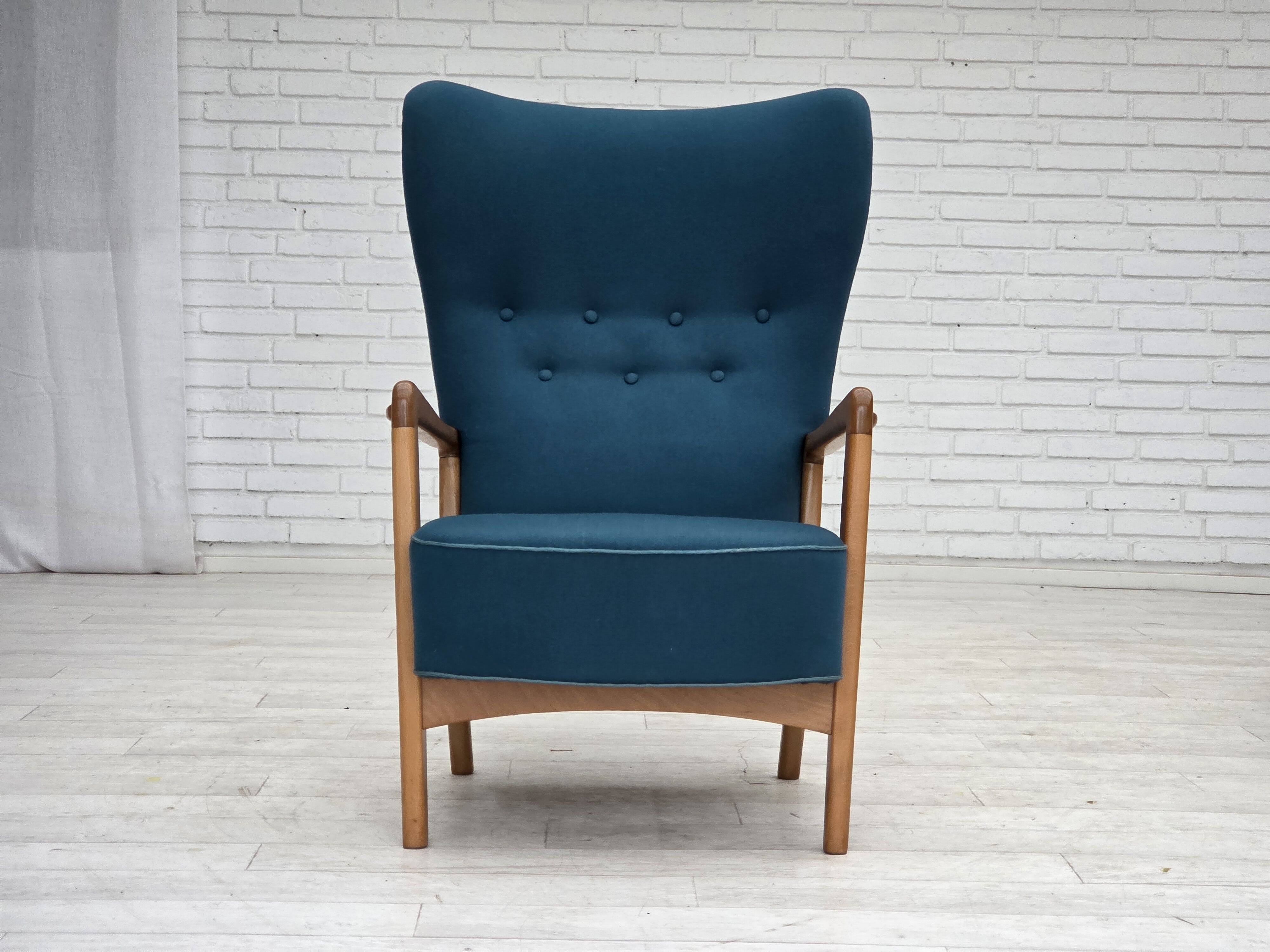 Fauteuil danois des années 1970 par Fritz Hansen, en laine de mobilier, bois de hêtre.