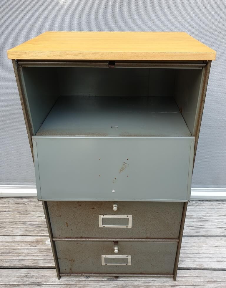 Column 4 grey roneo flappers