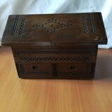 Coffret à bijoux à ouverture secrète en bois massif