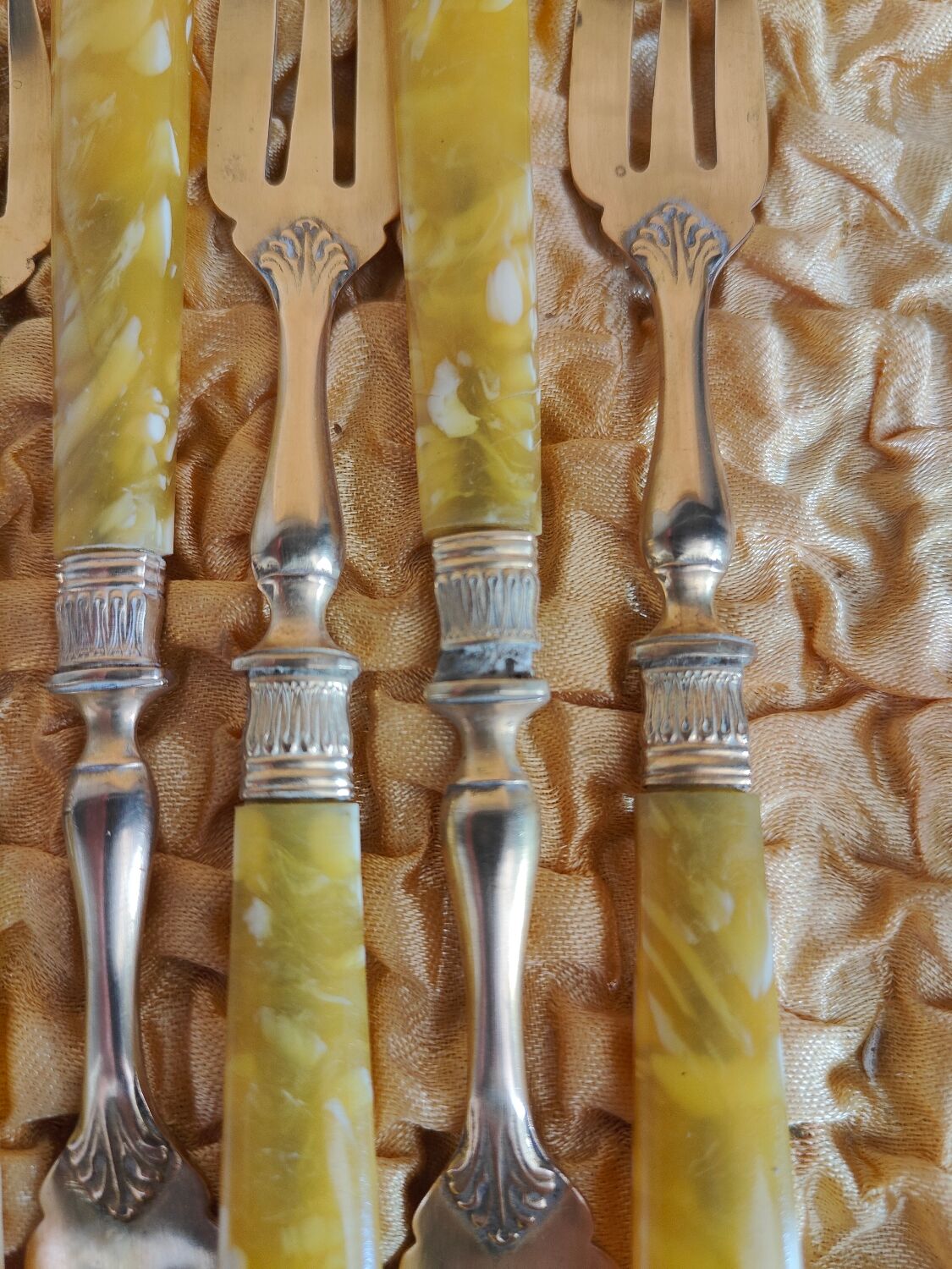 Set of dessert cutlery