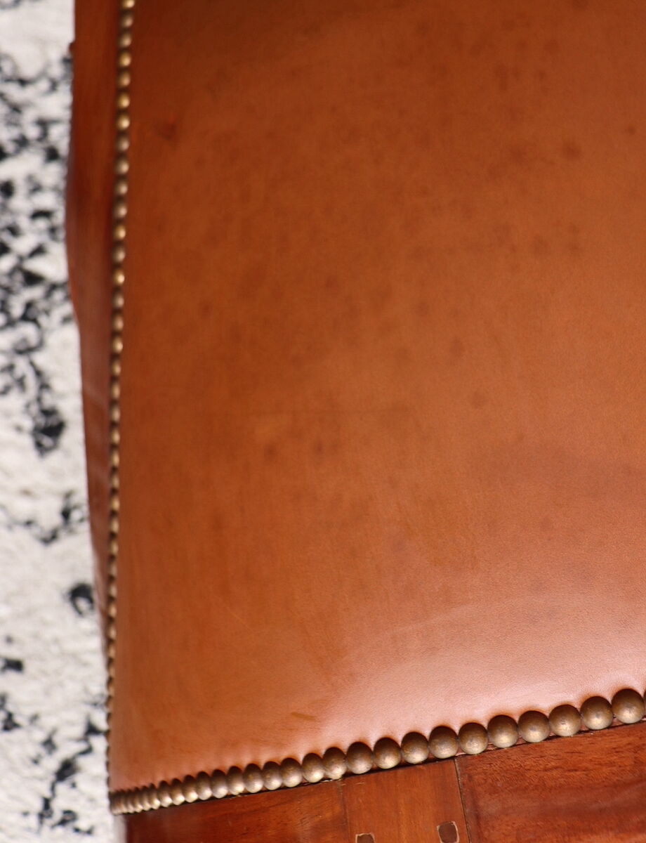 Chaise en acajou et cuir de style Consulat-Empire