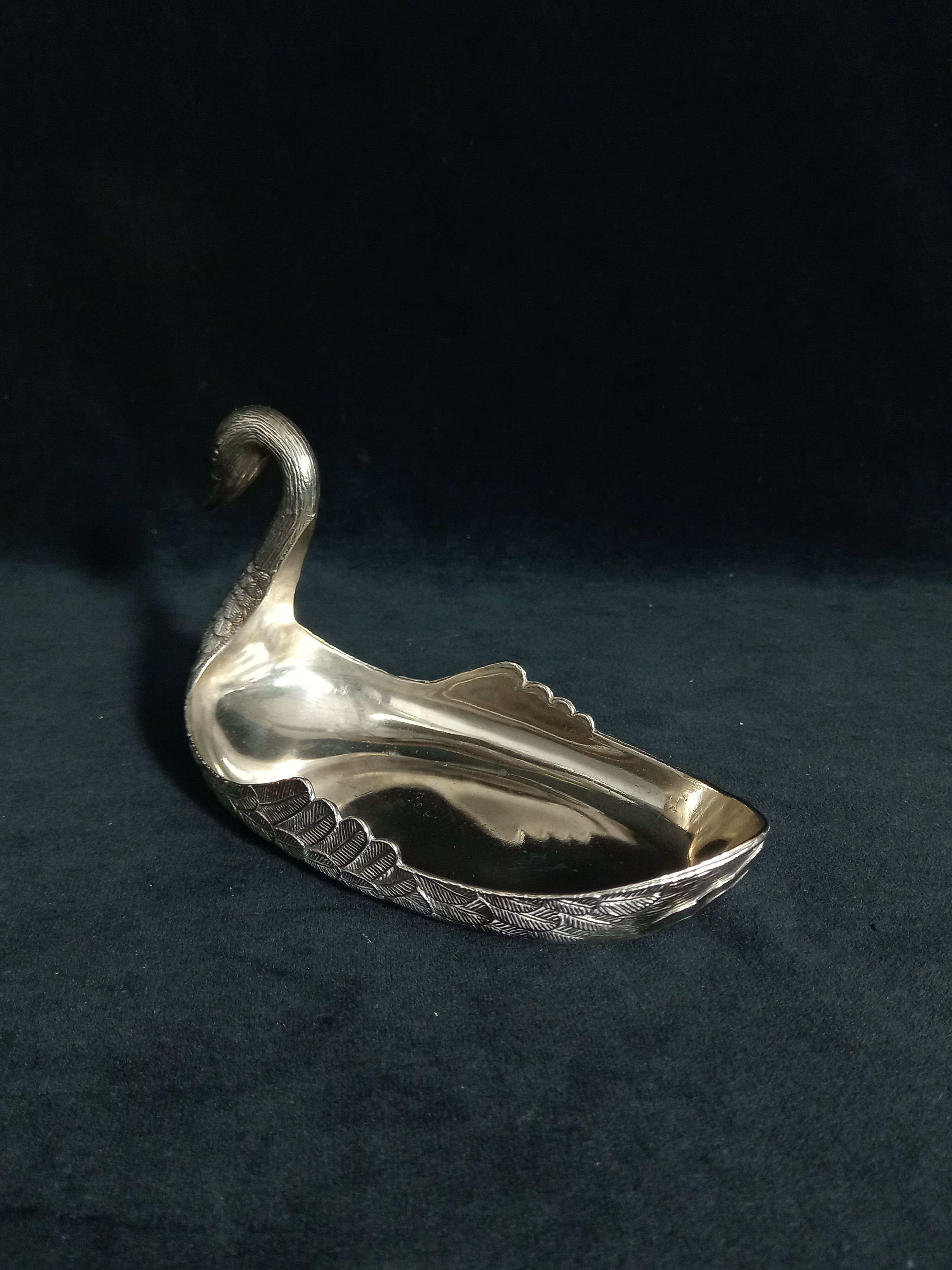 Swan-shaped pouch tray