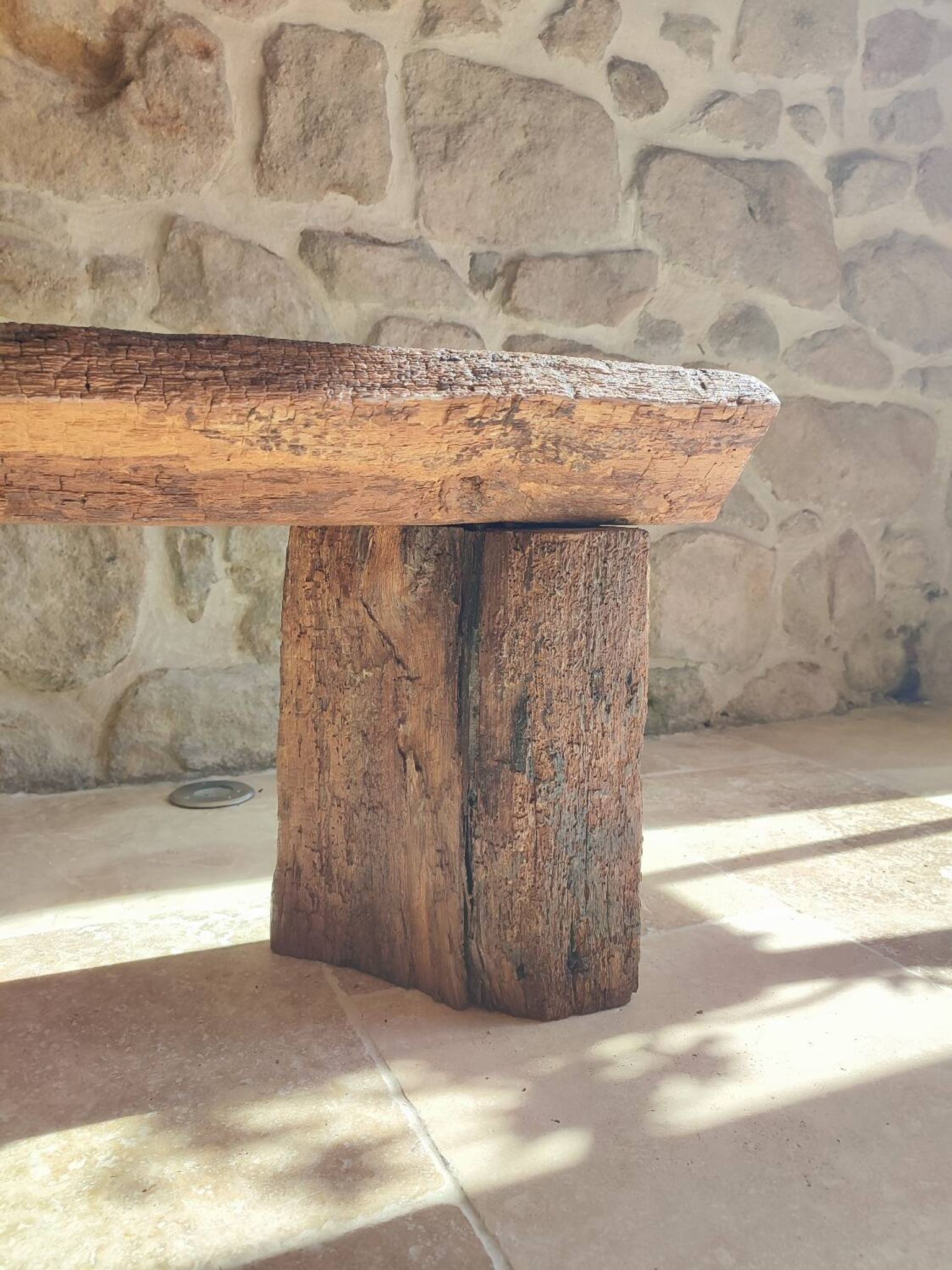 Banc brutaliste centenaire