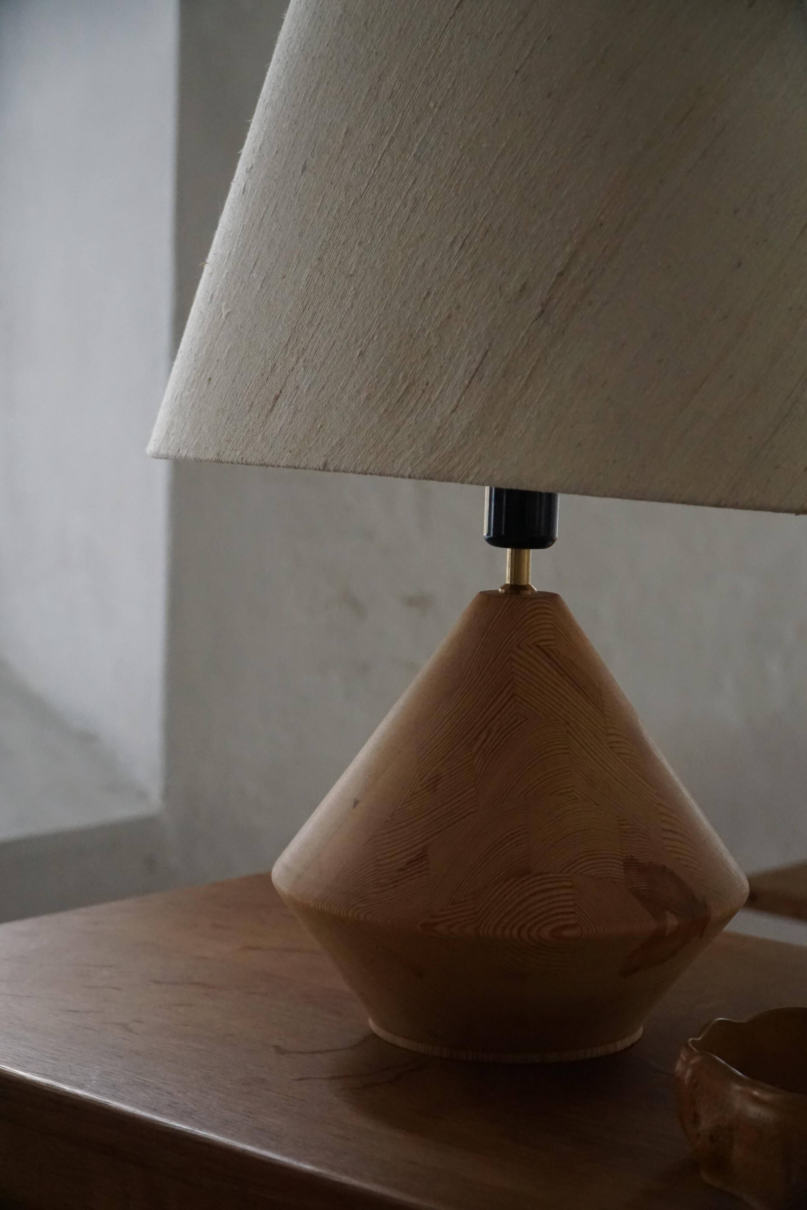 Sculptural Danish modern table lamp in wood by Kirk, 1980s.