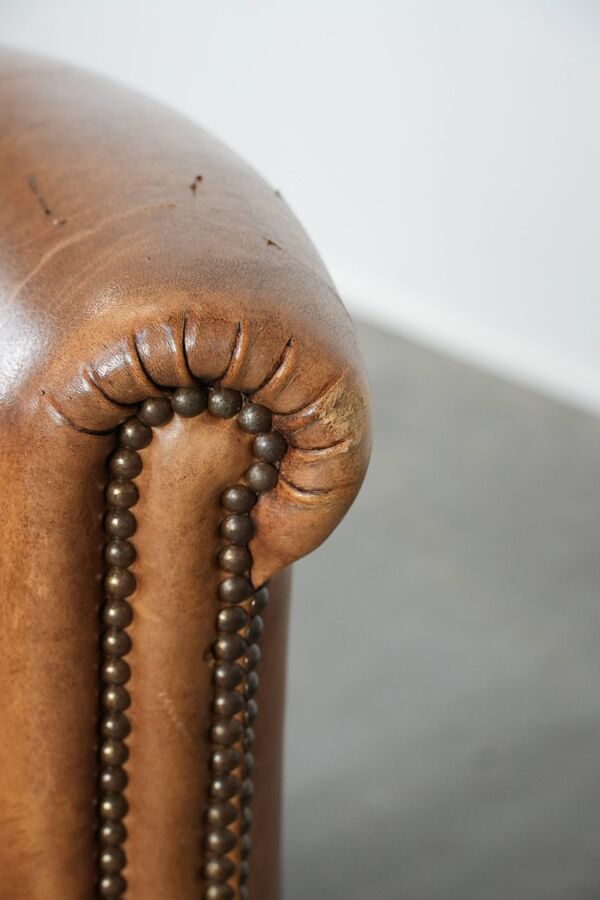 Ensemble de deux fauteuils en peau de mouton vintage avec des couleurs belles et chaleureuses.