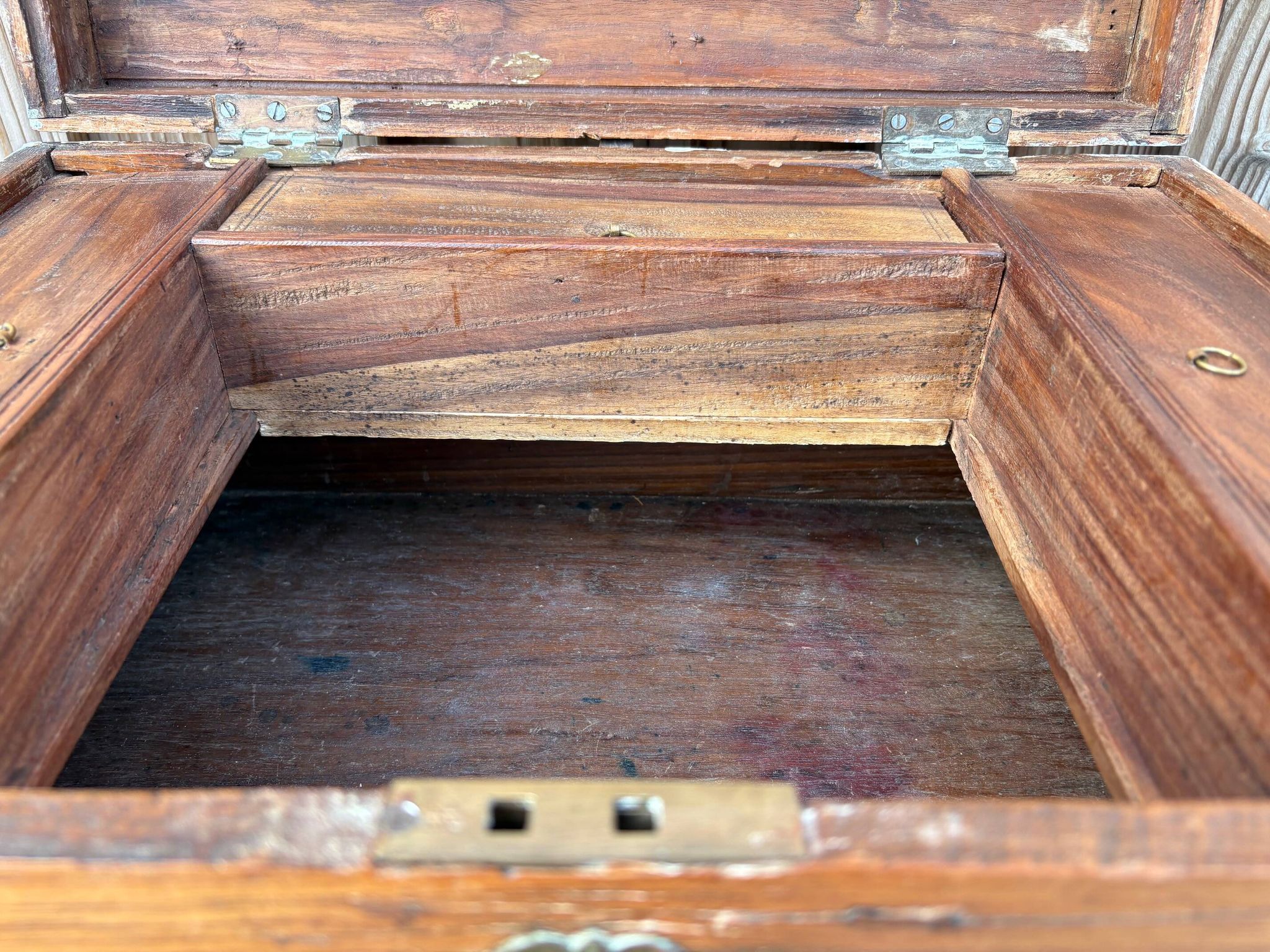 Coffre à camphre ancien en bois de camphrier et laiton