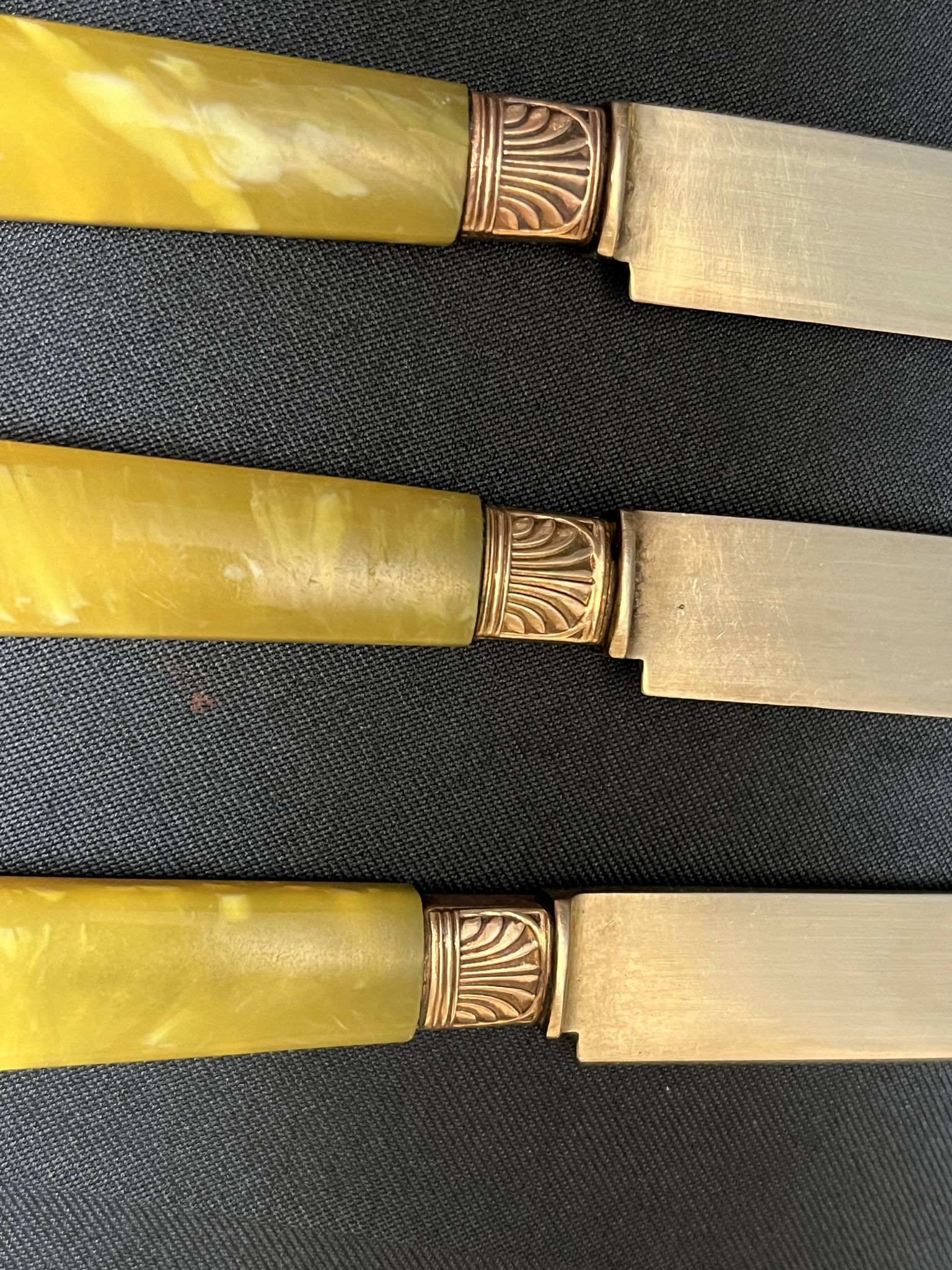 Arts de la table, écrin 12 couteaux à fruit vermeil et galalithe début XXXè
