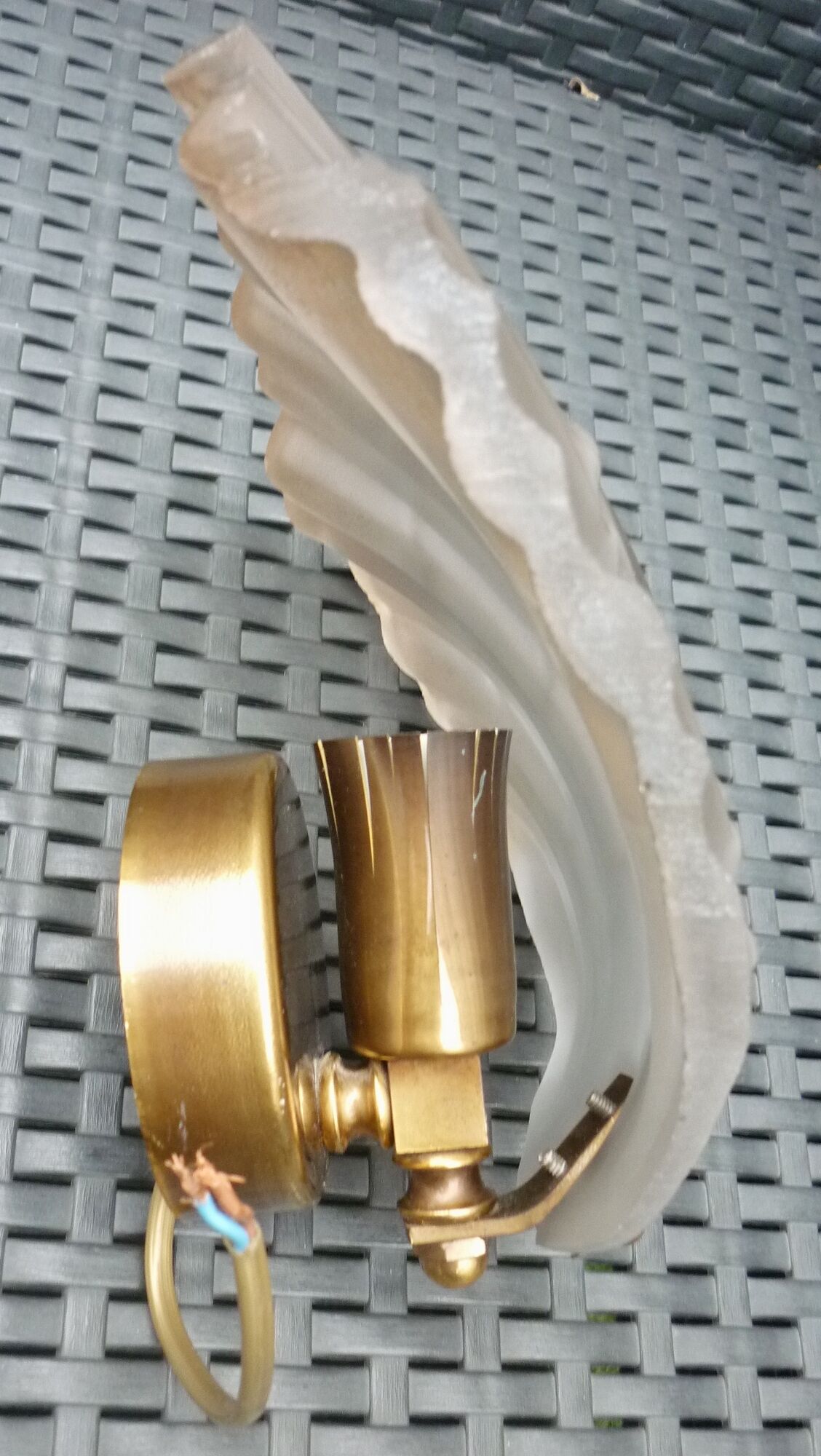 Pair of wall lamps in glass paste and brass, art deco, scallop shell by Mariner S.A.