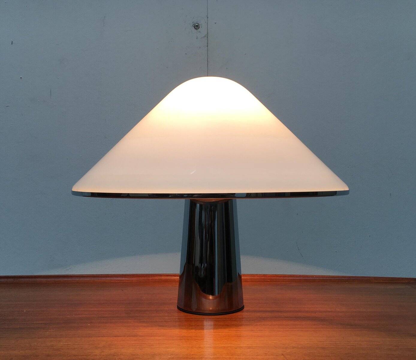 Elpis 4035 vintage Italian table lamp by Guzzini