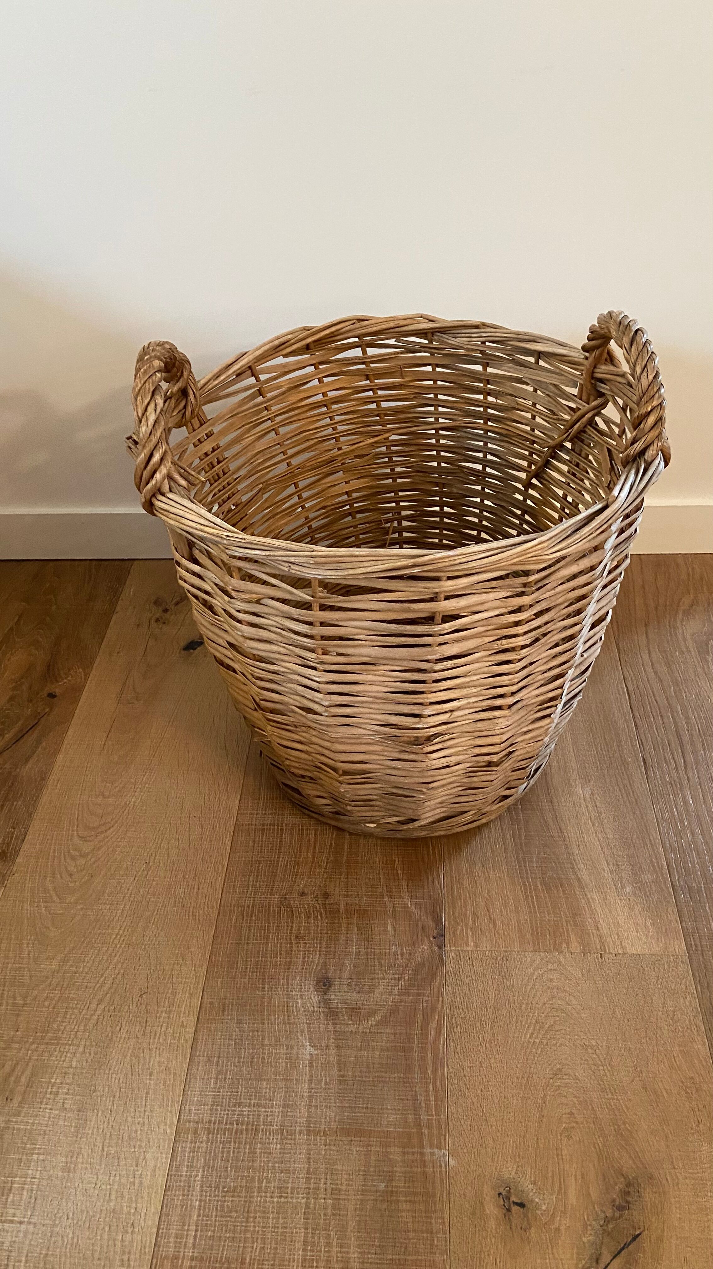 Pop-up Christmas 2022 - Vintage round basket / old basket in Dame-Jeanne