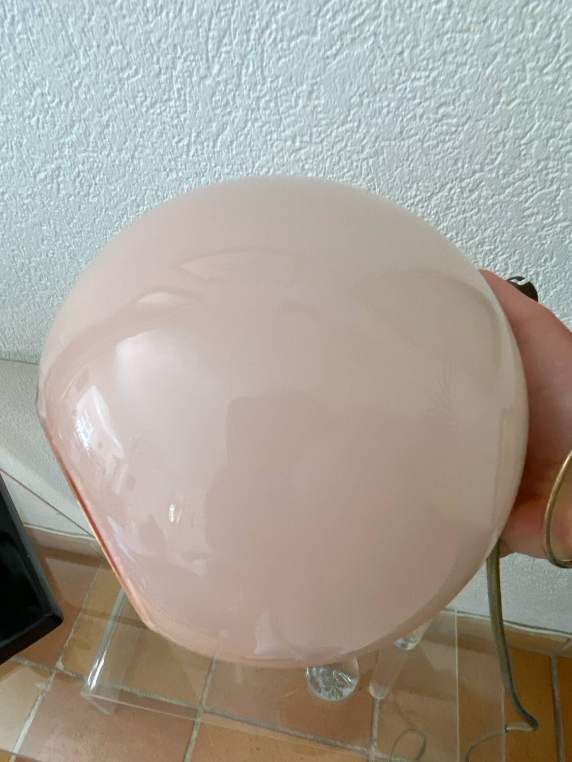 Lampe boule en verre opalin rose pâle