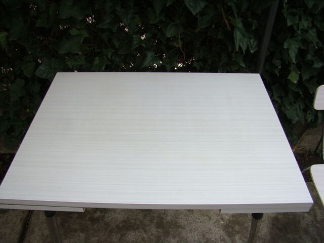 Ancient formica table and chairs