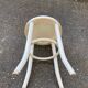 Tabouret rond en bois courbé blanc et cuir noir
