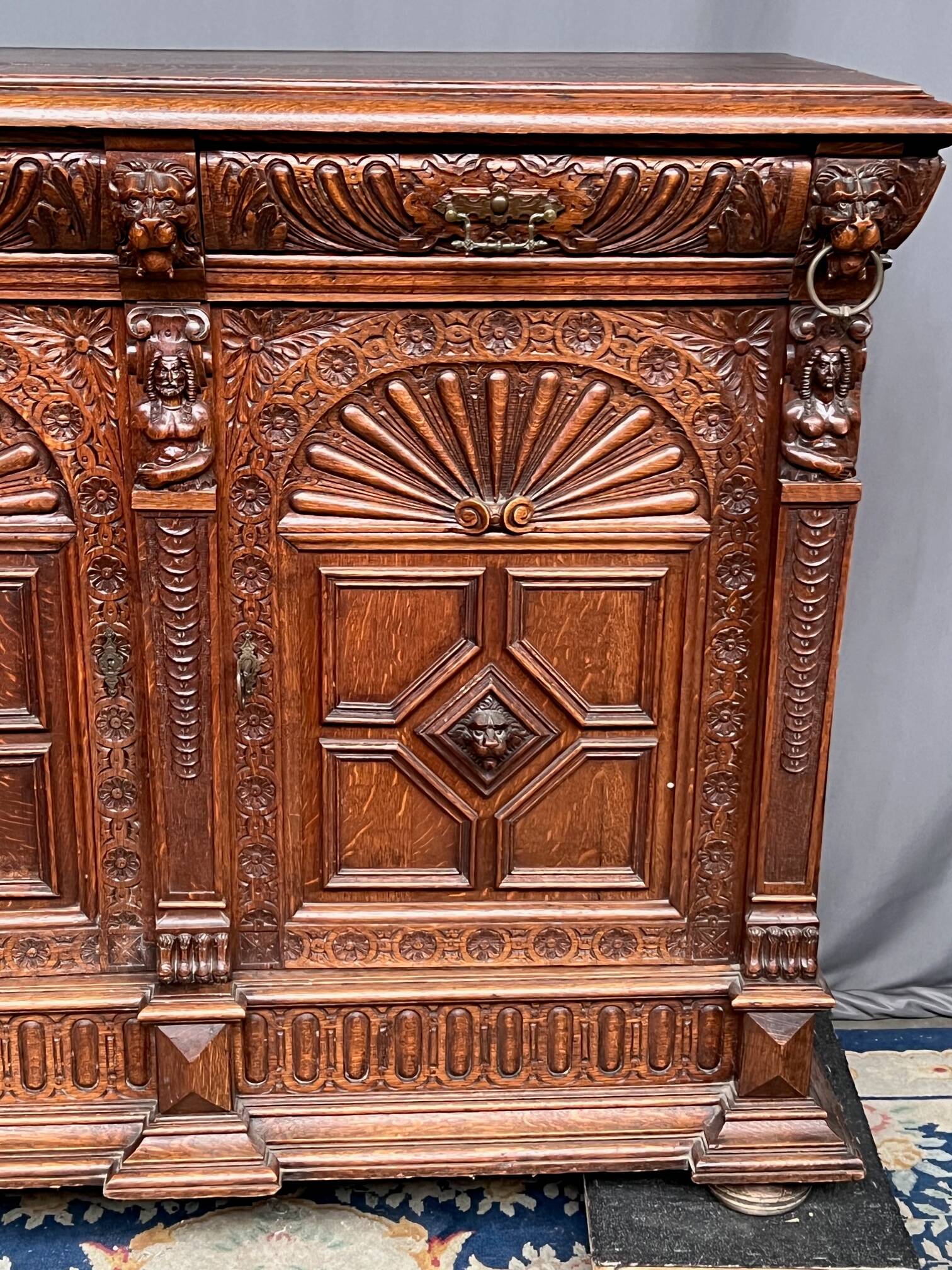Commode de style Renaissance. Chêne sculpté.