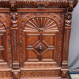 Commode de style Renaissance. Chêne sculpté.