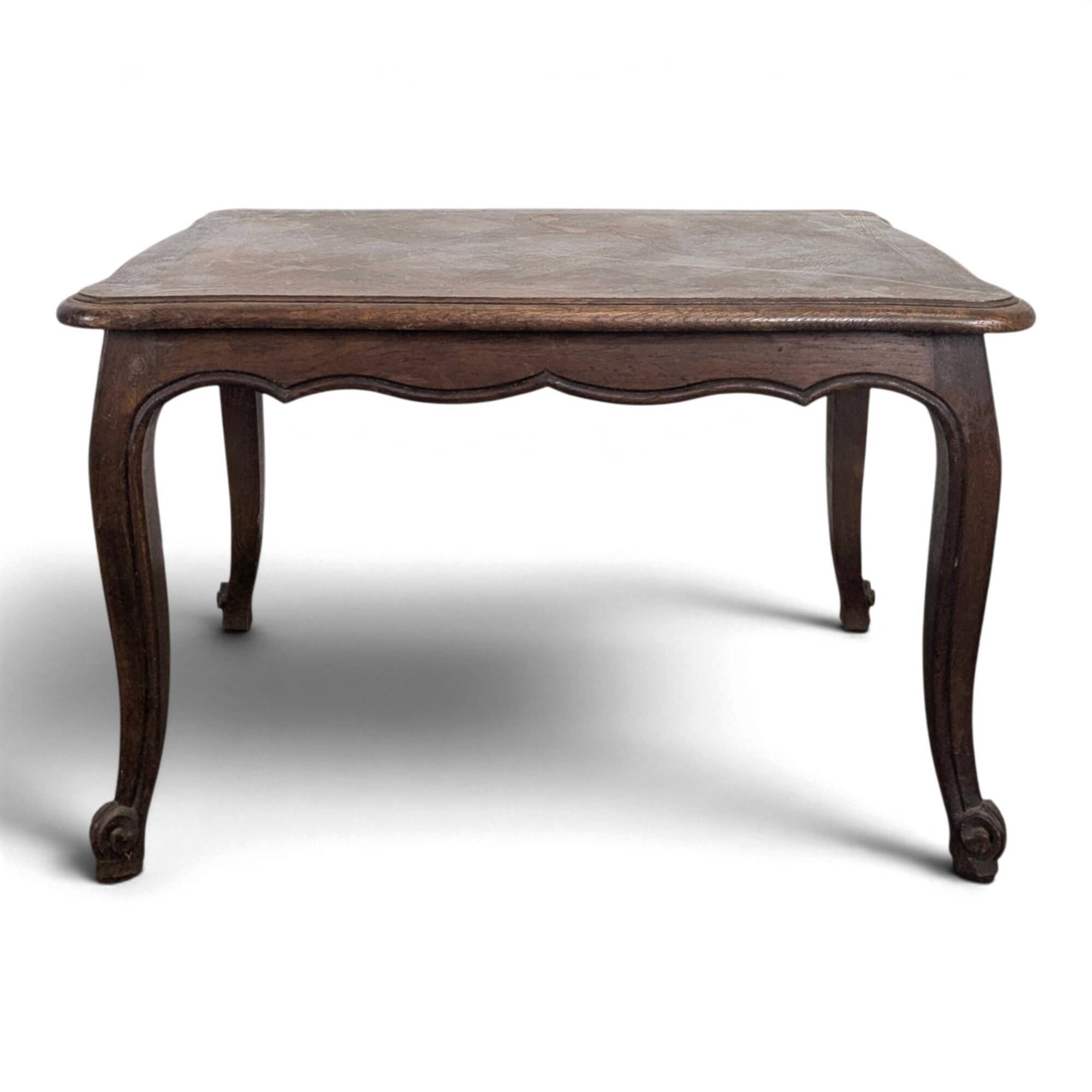 Table basse de style Louis XV en chêne à plateau parqueté