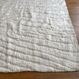 Tapis berbère beni ouarain blanc a motifs en reliefs abstrait