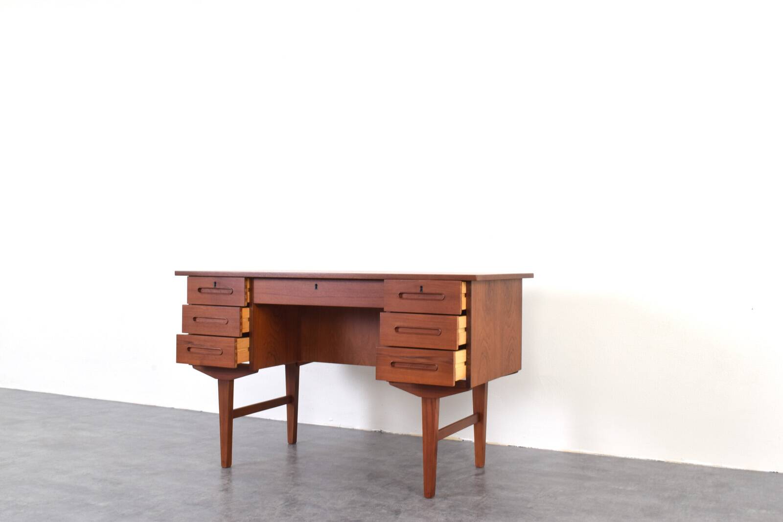Bureau exécutif en teck danois des années 1960.