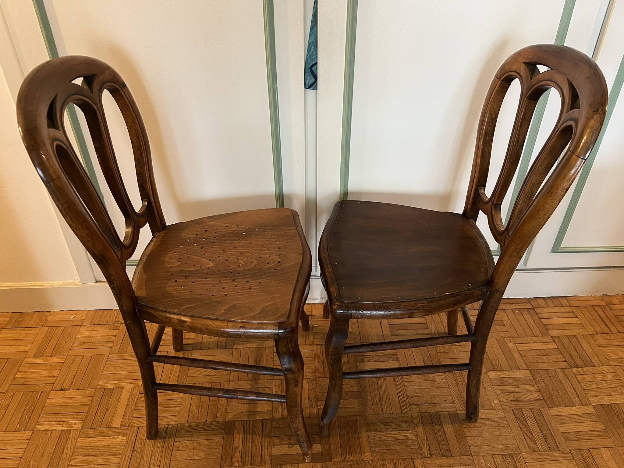 Pair of Art Nouveau curved wooden chairs, circa 1900 — Thonet style, ta