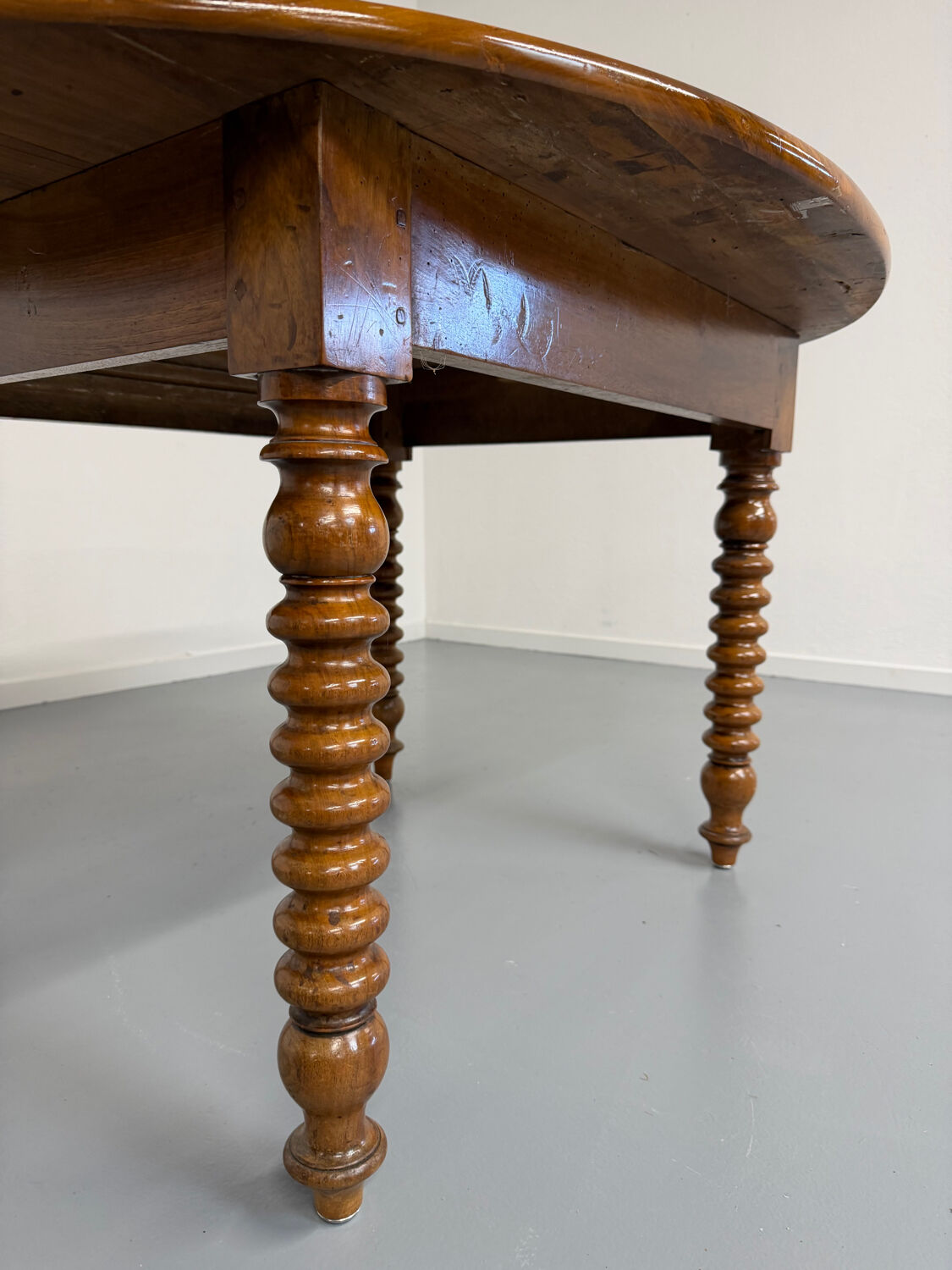 Oval dining table in solid wood with turned legs from the 1950s.