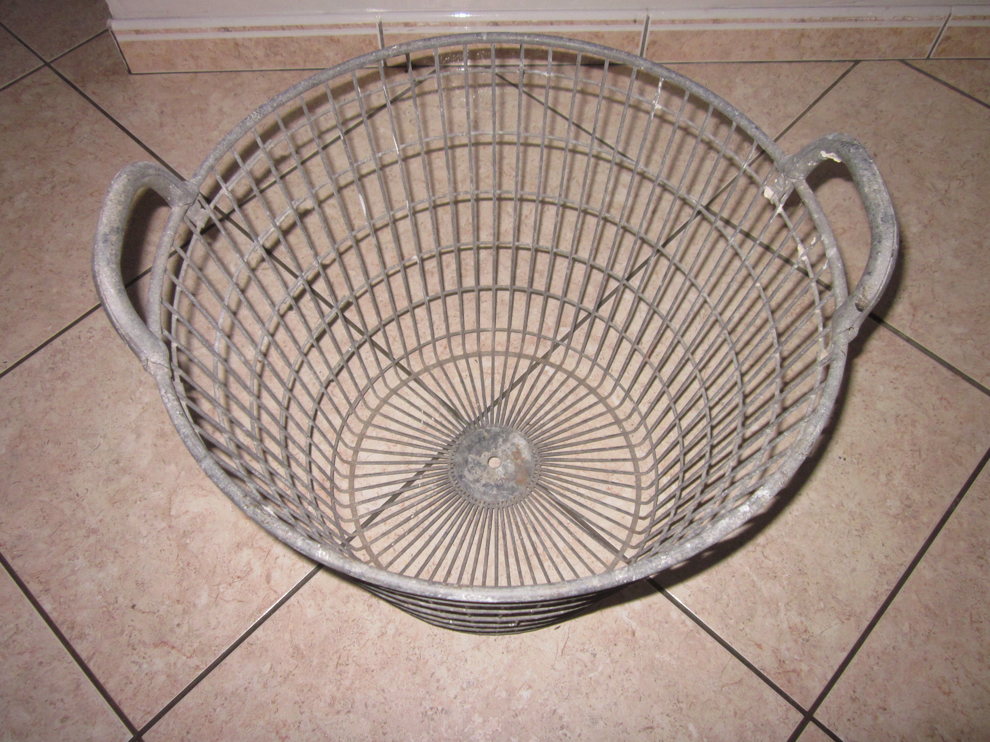 Panier ancien en zinc